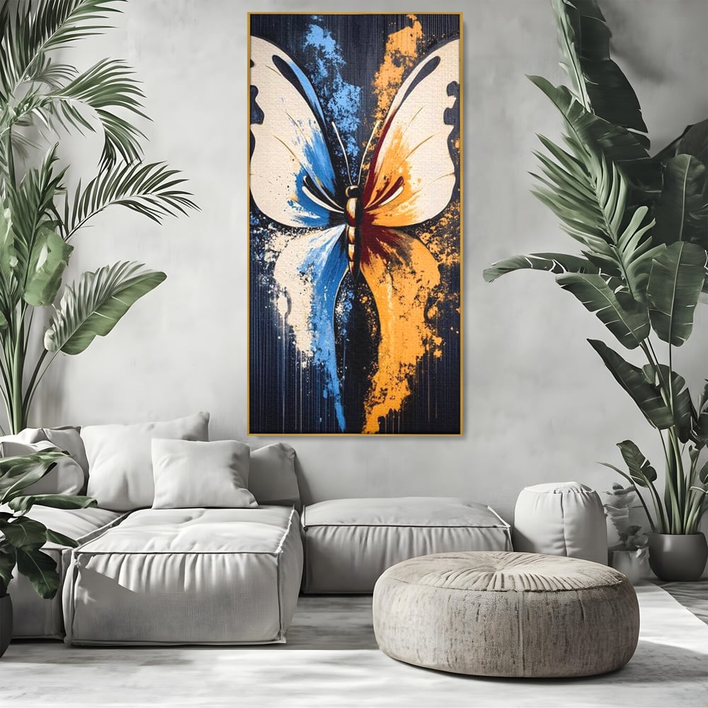 Tablou canvas cu tablou canvas cu fluture simetric, in rama de aluminiu auriu, pe perete intr-un living